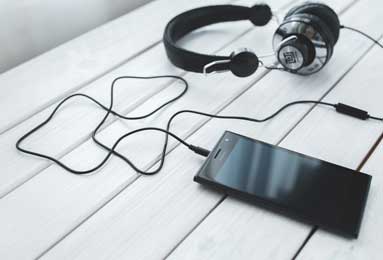 每日大赛深度揭秘：爆料风波背后，网红在酒吧后巷的角色彻底令人意外